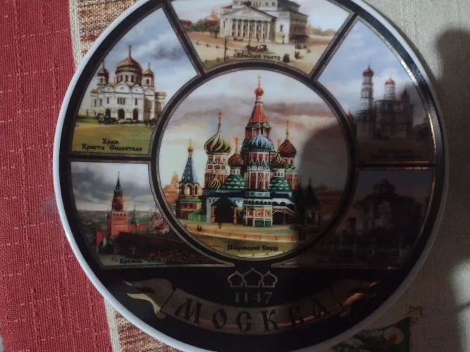 Prato de porcelana para colecionadores. Pontos turustyde Moscou.da década da fundação da c