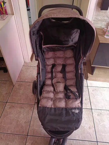 Carrinho de Bebê Cosco Kids Toffy 3 Rodas 0 a 15kg<br>Cor: Bege