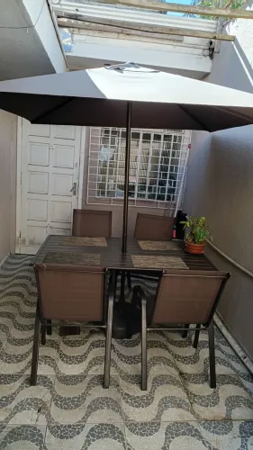 Mesa com ombrelone para área externa piscina 