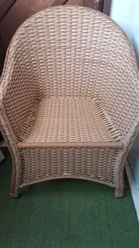 Conjunto de 04 Cadeiras com mesa de centro redonda