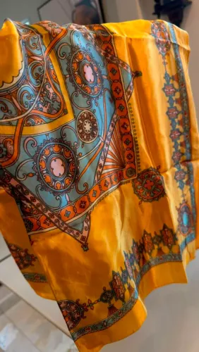 Lenço de cetim estampa hindu