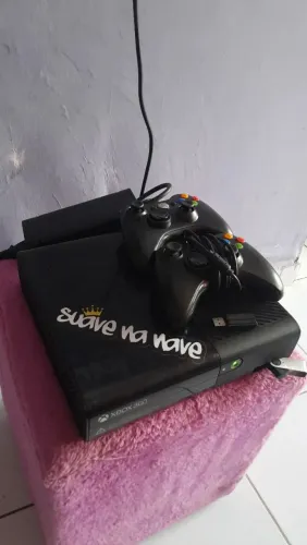 Xbox 360 acompanha 1 controle sem fio e um com 
