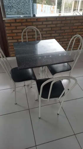 Mesa tampo de granito  ,tem 9 conjunto da mesa com 4 cadeiras 