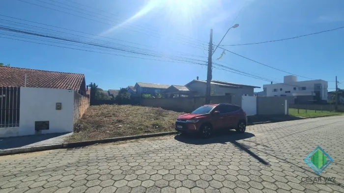 Terreno próximo ao Estádio do Avaí no bairro Carianos.