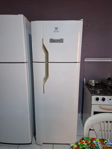 Vendo geladeira Electrolux semi-nova gelando super bem motivo da venda tenho três
