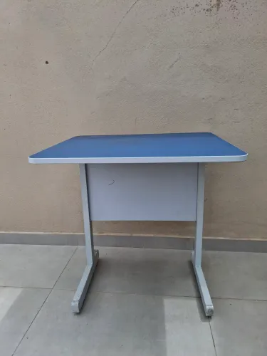 Mesa escrivaninha ou pode usar como mesa de escritório.