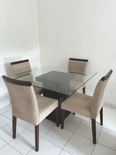 Sala de jantar com mesa de vidro temperado de 4 cadeiras em ótimo estado de conservação