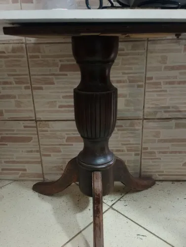 Pé de mesa em madeira maciça