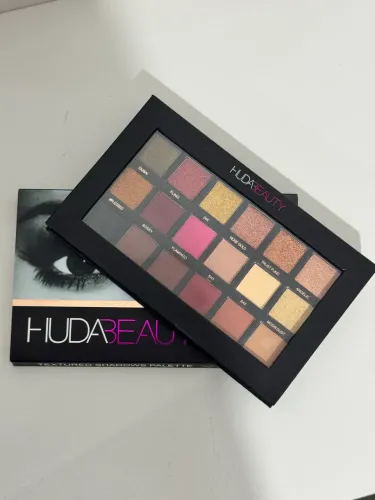 Huda Beauty - Textured Shadows Palette Rose Gold Edition