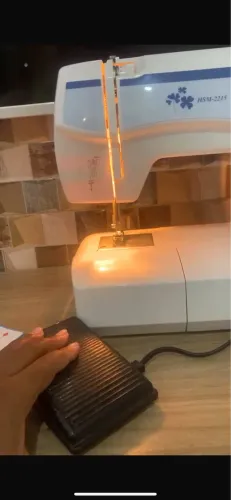 Máquina de costura Siruba, faz bordados. 