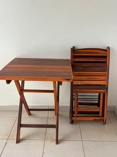 Mesa madeira com 4 cadeiras.