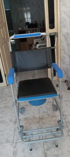 CADEIRA DE BANHO E PARA DEFECAR .