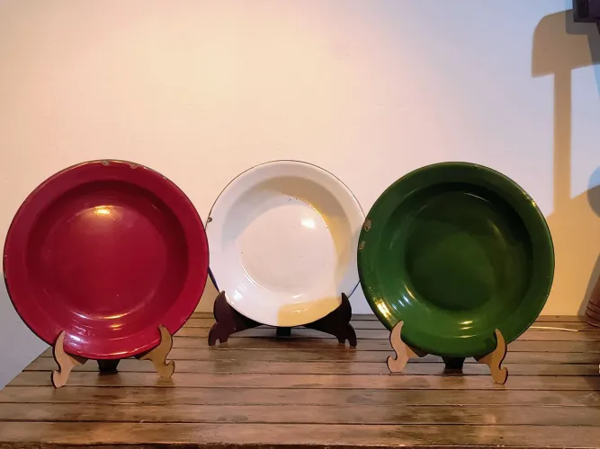 3 pratos em ágata verde, branco e vermelho antigos antiquario ferro relíquia louça casa 