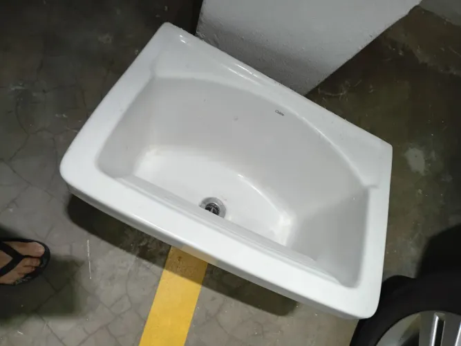 Vendo tanque de louça celite modelo sem coluna52x38x27 e uma torneira com misturador loren