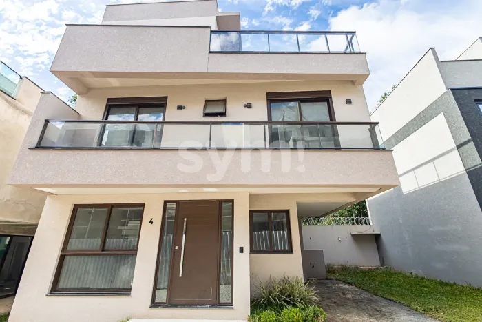 Casa em Condomínio em Santa Felicidade!