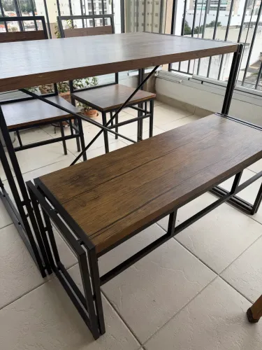 Mesa de jantar com cadeiras e banco estilo industrial