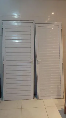 Duas portas de alumínio com design moderno e durável.