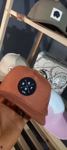 Boné novo anth.co +caiixa personalizada.
