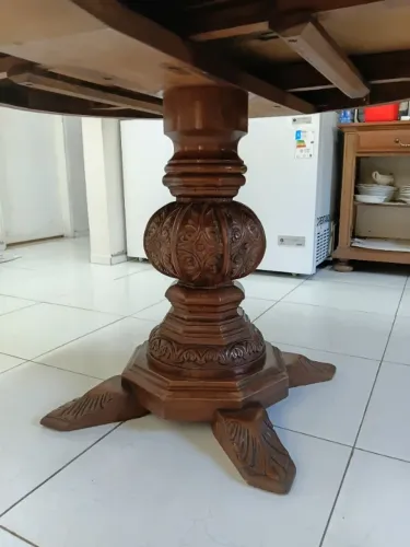 Mesa de madeira maciça entalhada