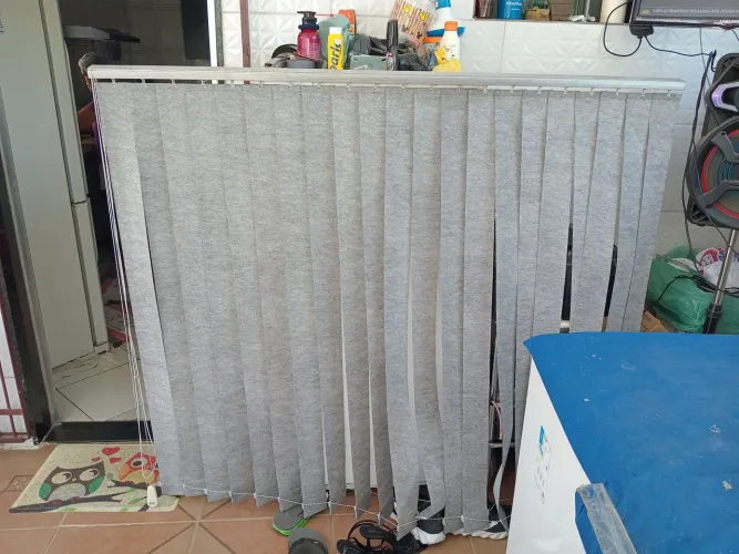 4 Persianas para janelas cor cinza 2 medindo 1.62 de comprimento e 2 de 1.16 de compriment