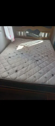 Cama de casal com colchão ortopédico