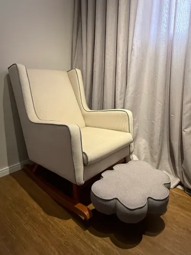 Vendo Poltrona de amamentação com puf de apoio.