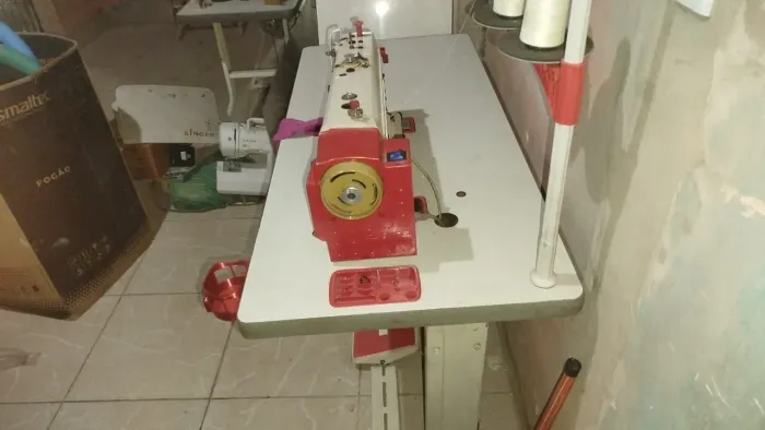 Maquina de costura reta eletrônica 