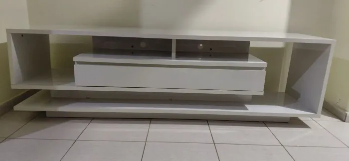 Rack moderno na cor branca, ideal para sala de estar.