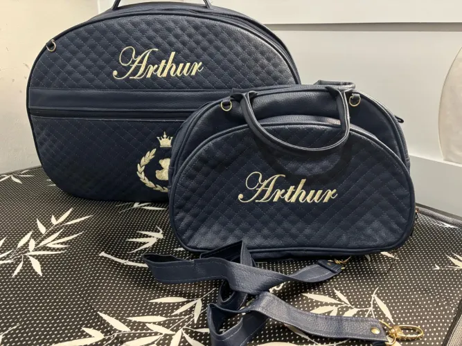 Kit Bolsa Maternidade Azul Marinho Personalizado (Arthur) - Matelassê Dourado (2 Peças)