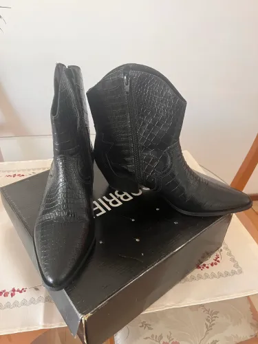 Bota couro nova