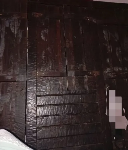 Guarda roupa de jaqueira.350 reais .