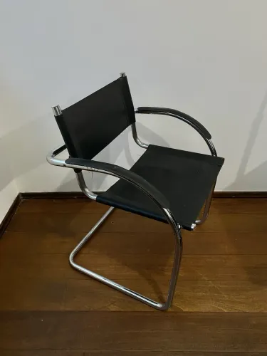 duas cadeira metal inox couro preto