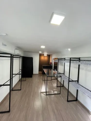 Loja de roupas (mobília completa)