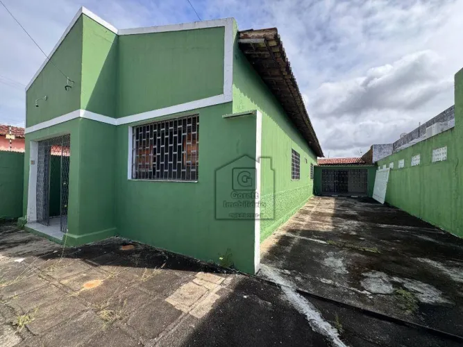 Casa para alugar no Barro Vermelho com 3 quartos, quintal, garagem e opção comercial - 200