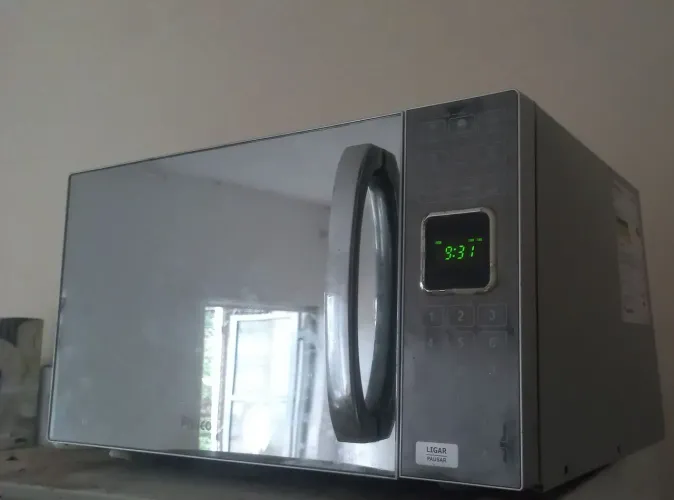 Microondas Philco espelhado.