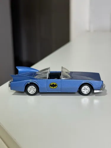 Batmobile Super Friends Hot Wheels escala 1:50