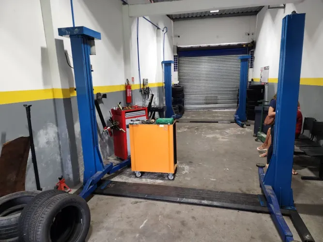 Elevacar Elevador automotivo engecass graxa 2,5t um motor semi novo, perfeito estado