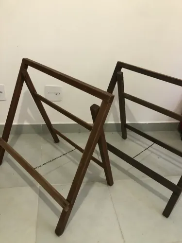 2 Cavaletes de madeira elegantes