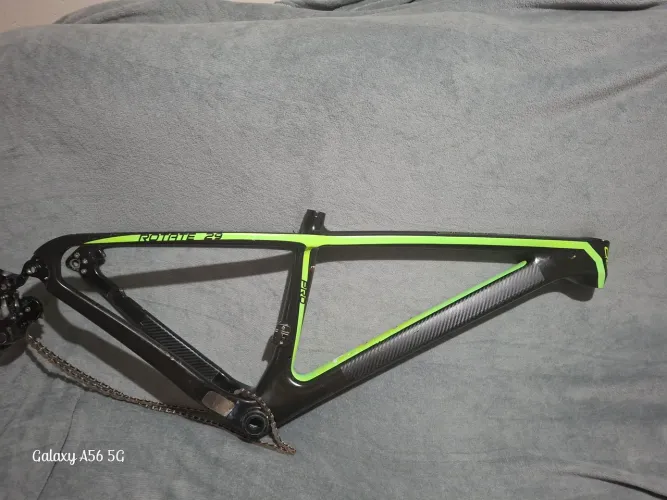 Eu estou vendendo um quadro de carbono  da oggi. 