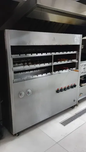 Vende-se uma churrasqueira industrial tomassy 