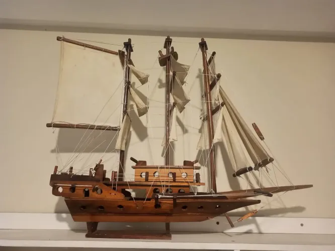 grande enfeite de barco em madeira ricamente detalhado