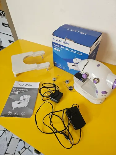 Mini máquina de costura portátil