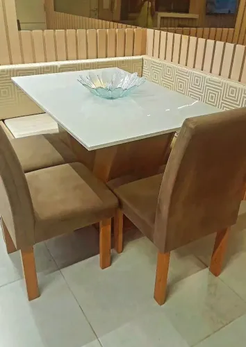 Mesa 4 cadeiras Semi Novas 1 e meio de uso 1,20 m.