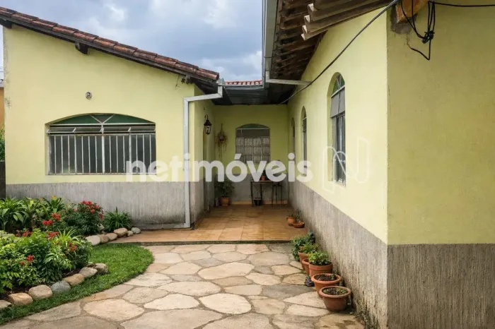 Oportunidade imperdível de investimento - 480m²;, 3 moradias, 6 vagas de garagem, ponto de
