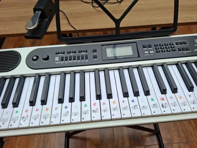 Teclado AZ KEYS SENSE + mesa+ capa+ sustain pedal