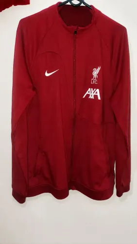 Jaqueta Nike Liverpool FC Academy Pro Masculina na cor vermelha.