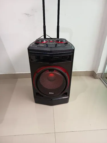 Caixa de som com entrada para microfone