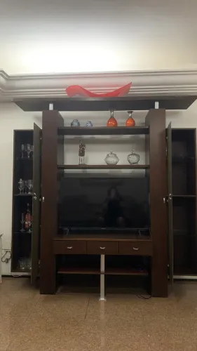 ESTANTE COM CRISTALEIRA