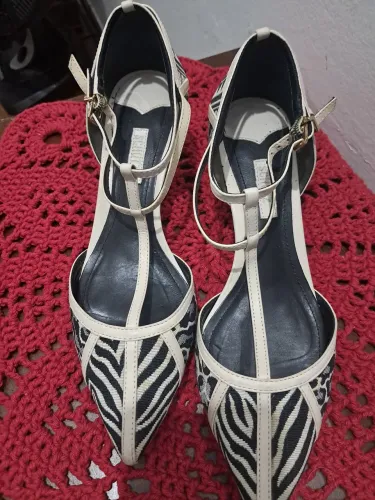 Scarpin Schutz bico fino animal print num 37