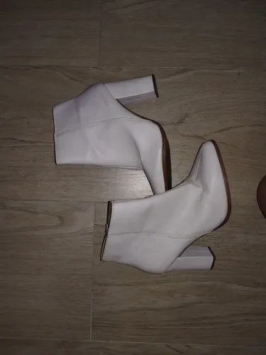 Bota branca de salto beira rio